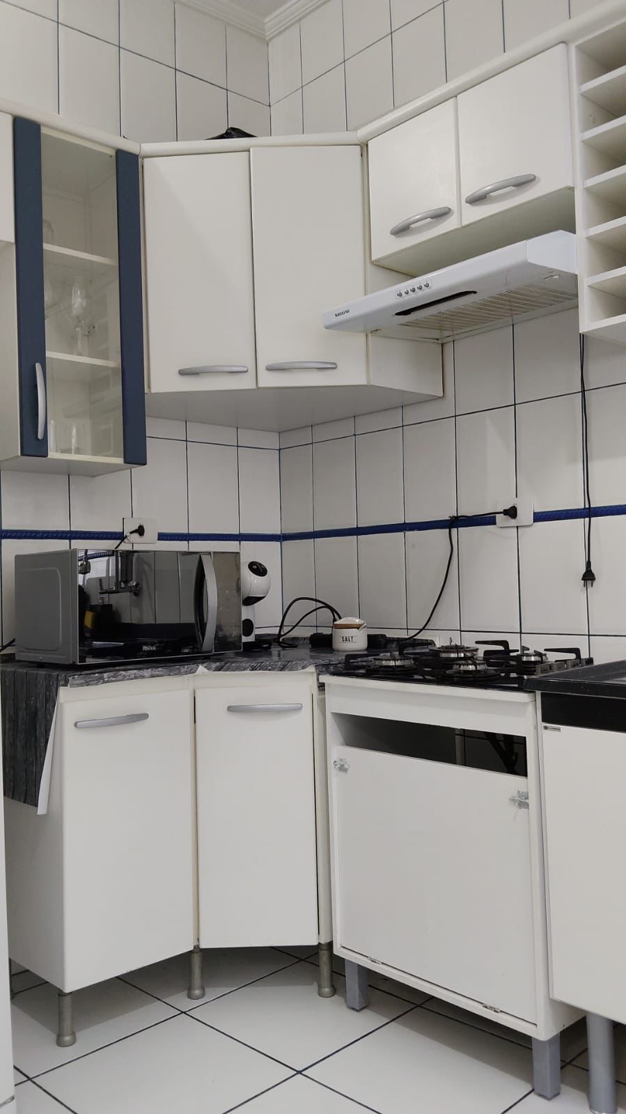 Cozinha equipada com fogão e micro-ondas